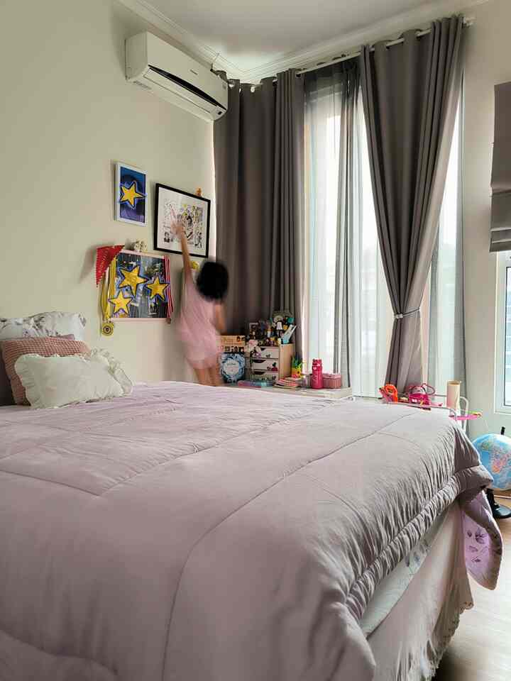 Kamar yang bertumbuh bersama pemiliknya.
Mulai dari baby nursery, toddler's playroom, hingga kini menjelma menjadi big girl's bedroom, semuanya terjadi di ruangan ini. Kami pun ingin anak kami bereksplorasi "mewarnai" kamarnya sendiri. Selain memilih furnitur lepas yang mudah dipindahkan agar kamar ini bisa terus memfasilitasi kebutuhan pemiliknya, kami juga memilih material ramah anak, seperti: rak-rak rendah dari particle board, pigura-pigura foto ringan, seprai berbahan tencel untuk menunjang kualitas tidur anak, lantai vinyl yang estetis dan mudah dirawat, dan bahkan vitrase berwarna gelap untuk menghalau panas sebab jendela kamar ini menghadap barat.
#RakBukuAnak #SepraiTencelAnak #PiguraGambarAnak #LantaiVinyl #GordenBlackout #RumahRamahAnak #KamarAnakPerempuan #PlayroomAnak #KamarTidurAnak