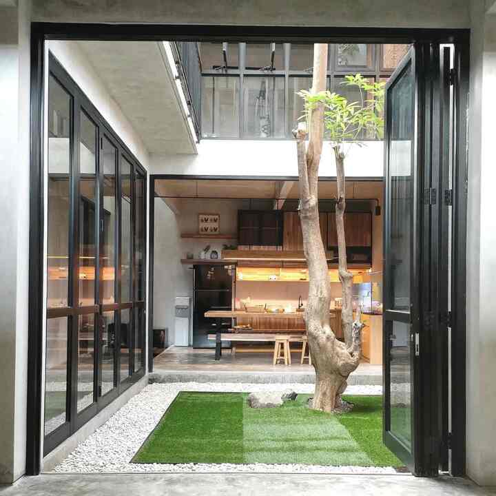 Center Point rumah ini adalah taman tengah dengan bukaan ke atas sebagai sumber cahaya dan udara.
Menggunakan rumput sintetis dengan tujuan "low maintenance" tidak perlu trimming rutin 😂
Dibawah taman kami buat sumur resapan cukup dalam untuk menghindari genangan air ketika hujan
Bukaan kaca yang luas ini sangat berguna ketika kami "open house" untuk acara keluarga
#InnerCourt
#TamanKering
#RumahIndustrial
#TamanIndoor
#IdeTaman