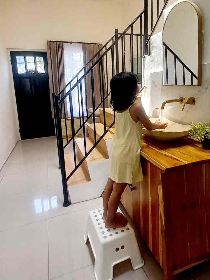 2 penghuni rumah di dnhouse_ adalah anak-anak. Jadi beberapa material dan furniture juga kami sesuaikan dengan kebutuhan mereka.
Kami sediakan bangku untuk si kecil bisa meraih sesuatu dengan mudah seperti mencuci tangan di wastafel serta menyalakan dan mematikan saklar lampu.
Untuk mengasah kreativitasnya, kami sediakan meja dan kursi yang mudah dilepas pasang agar tidak makan tempat saat tidak digunakan.
Semua shower di dnhouse_ dilengkapi dengan tombol pengatur ketinggian shower agar bisa disesuaikan dengan tinggi si kecil.
Last but not least, material cat untuk kamar anak kami pilih dengan material cat pilihan yang aman untuk dihirup anak dan bisa mudah dibersihkan apabila terkena noda, warnanya lucu-lucu kan?
#RumahRamahAnak #KamarAnakLakiLaki #KamarAnakPerempuan #WarnaCatRumah #MejaBelajarAnak #BangkuAnak
