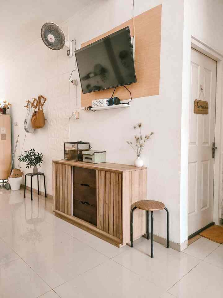 ini merupakan area televisi yang setiap hari kami lihat. Dengan Backdrop DIY nuansa kayu serta penambahan buffet dengan pintu sliding agar tidak memakan tempat saat dibuka dan sebagai storage sehingga selain memenuhi tema japandi rumah ini, juga tidak kehilangan fungsinya. Area buffet digunakan untuk menyimpan barang toileteries dan diatasnya digunakan untuk meletakkan aquarium mini. Dibawah televisi juga diberi rak ambalan dsn storage kecil untuk menaruh kabel dan remote tv. Serta disamping atas dipasang kipas angin agar tetap sejuk ssat bersantai depan tv. 
. 
#ruangkeluarga #backdroptelevisi #inspirasirumahjapandi #inspirasiruangkeluarga #tempatsantai #buffetalajapandi
