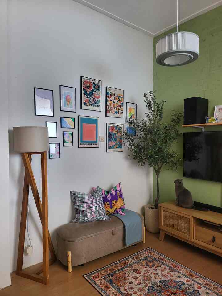 Bagian ini, bersebrangan dari window nook kita. Jarang keliatan karena ibu liliput masih suka bingung memanfaatkan bagian ini. Maunya jadi dinding yang (nantinya) akan full wall decor. Isinya, hasil gambar anak no 2 yang memang artsy banget (Saat ini masih dalam tahap ngumpulin, jadi sementara lukisannya bergabung dulu sama yang lain). 

#livingroom #smallcornerideas #ruangtv #ruangsantai #walldecor 