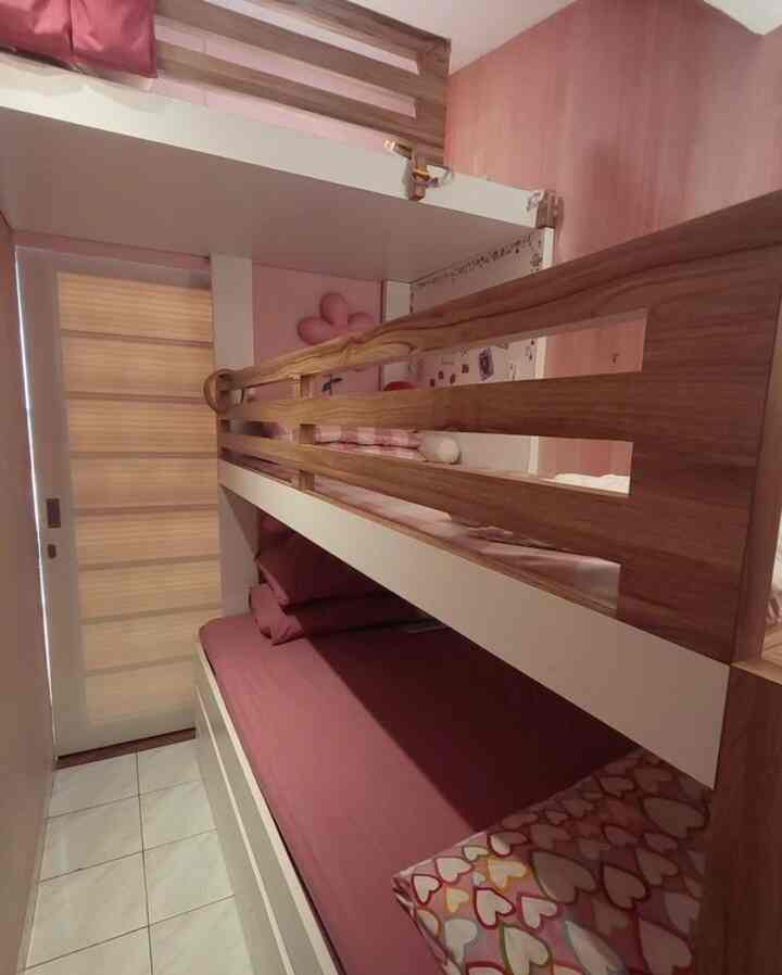 Since rumah liliput berisi 3 anak2 perempuan yang aktif, jadi semua ruang kita buat kids friendly. Mulai dari penggunaan bahan materi, sampai dengan akses. Harapan kita, anak2 betah di rumah dan prefer undang teman2 main ke rumah, alih2 mereka yang kesana. Alhasil semua tempat kita buat accessible dan nyaman (walau super tiny).

Untuk kamar tidur, karena ruangnya sangaat kecil kita custom tempat tidur supaya bisa muat sampai 4 anak. Untuk bed frame utama, kita pakai dr Ikea yang punya laci untuk tambahan kasur dan 2 laci storage untuk penyimpanan. Kita maksimalin bunkbed supaya anak2 punya spacenya sendiri (kenyataannya sih, mereka suka tetep tidur bareng2 satu kasur) :D 

#KamarAnak #KamarAnakPerempuan #RuangTidurAnak #RuangBermainAnak #MejaBelajarAnak #TempatTidurAnak #rumahramahanak