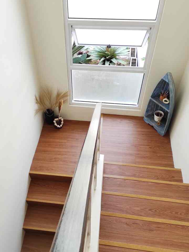 Memorabilia.
Area tangga yang kosong, tapi sarat makna berkat benda-benda penuh kenangan.
#Tangga #LantaiVinyl #Void #InteriorScandinavian #RumahScandinavianTropical #BohoDecor