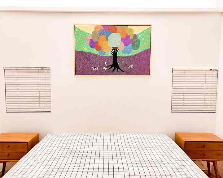 Halo halo, permisi mau tanya. Teman-teman kalau lihat foto kamar utama ini, bagian mana kah yang paling pertama dilihat? Kalau mata aku selalu tertuju sama si lukisan. Lukisan ini emang sengaja aku pilih untuk memberikan sedikit warna di ruangan yang ngga ada apa-apa nya ini, supaya tetap menarik dan ngga ngebosenin. 
#MasterBedroom #BedroomIdeas #DekorasiKamarUtama #HiasanDinding #InspirasiKamar #KamarUtama