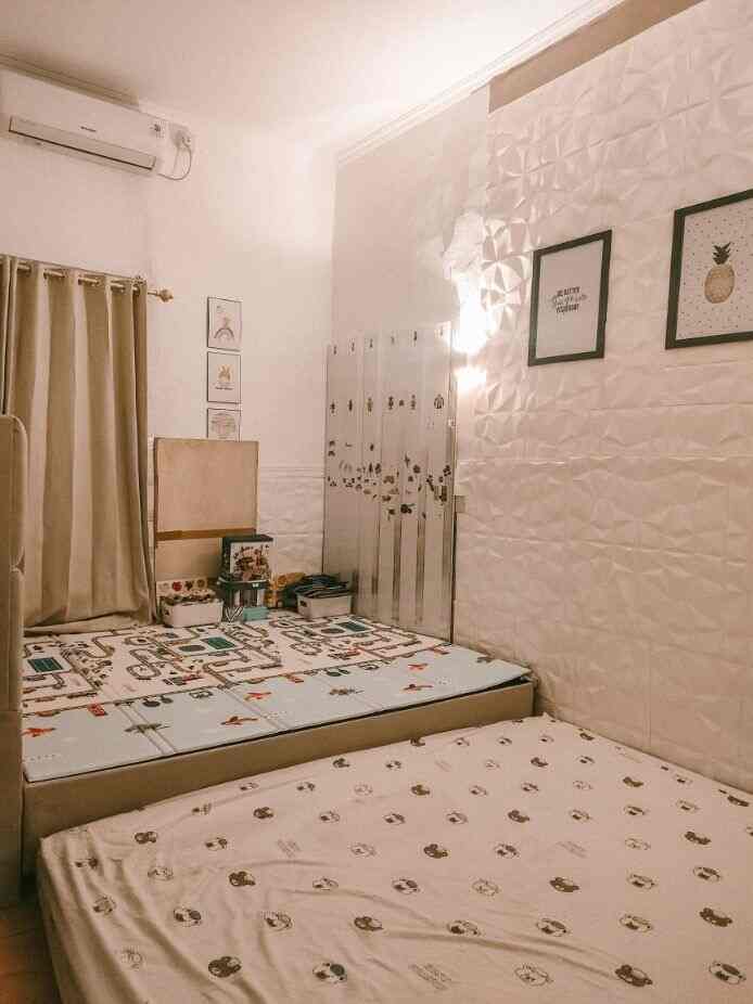 Untuk menciptakan ruangan yang ramah anak dirumahku, aku memilih dengan memakai furniture dan material yang harmless. Kebetulan untuk kamar anak memiliki 2 fungsi juga menjadi tempat main anak. Sehingga sering modifikasi sesuai keperluan bermain si kecil. 

Untuk rak buku dan mainan dibuat sengaja yang mudah dijangkau dan ujung membentuk oval namun tetap terkesan menarik. Serta lantai dilapisi vynil kayu agar selain lebih estetik juga tidak licin dan lebih nyaman main dilantai. aku juga menambah karpet monokrom yang msh sesuai dengan tema kamar untuk mainan dan juga ditambah playmate agar lebih empuk jika anak terjatuh. 

tips untuk kalian dalam mendesign tempat ramah anak namun biar tetap estetik, pertama tetap cari fungsi dari furnitur dan material ruangan yang diperlukan, lalu cari dengan perpaduan warna yang harmoni, serta pilih produk yg lebih safe dan harmless buat anak. jd semua fungsinya akan terpakai. Indah dan tidak berbahaya. 

#rumahramahanak #playroom #kamaranaklakilaki #kamarbermain #wallpaperestetik #rakbukuanak #rakmainananak #karpetramahanak #playmateanak #wallpaperestetik #kamaranak #kidsbedroom