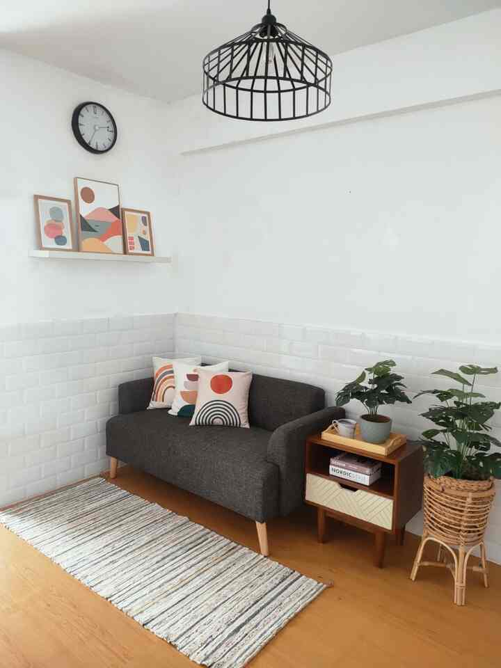 Ruang tamu apartemen ku yg cukup mini dengan sofa 2 seater agar tidak terlihat kaku dapat ditambahkan beberapa dekor agar ruang tamu kecil terlihat luas.
1. Pilih cat tembok putih polos
2. Tambahkan akses keramik dinding agar dinamis
3. Gunakan lantai vinyl motif kayu agar natural
4. Tambahkan nakas/meja sampinv
5. Gunakan tanaman agar terlihat lebih hidup

#materialcattembok #materialdinding #materiallantai #lantaivinyl #materialestetik #ruangtamu #livingroomjapandi #japandilivingroom 