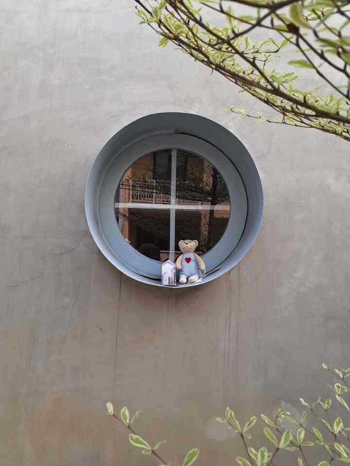 Katanya rumah adalah cerminan penghuninya..
Sadar dan tidak sadar, demikian adanya 😊

Sehingga ketika cerita lebih lanjut soal rumah, sedikit banyak cerita juga soal penghuninya .. 🧔🧕

Kali ini mau berbagi tentang 'color palette'nya Hoi.Huisje, yaitu Morning color palette hehehe alias warna warni di pagi hari. Cobain!

Warna biru keabuan adalah warna langit di pagi hari. Buat kami melihat perubahan warna transisi tersebut adalah kenikmatan termasuk di dalamnya mendengarkan senyapnya pagi yang pelan-pelan ramai menuju siang. Cuaca di pagi hari juga yang terbaik, apalagi kalau cuaca nya cerah: maka yang terasa dingin tapi cerah, berasanya ademnya pas 😁

Jadi, halo dari kami si manusia pagi, di mana buat kami 'morning color palette' ini matches us and in someway energizes us 😊

What's yours? Yuk kenalan lebih lanjut 😊

#InspirasiWarnaRumah #HomeColorPalette #WarnaCatRumah #CatRumahBiru #RumahBiru