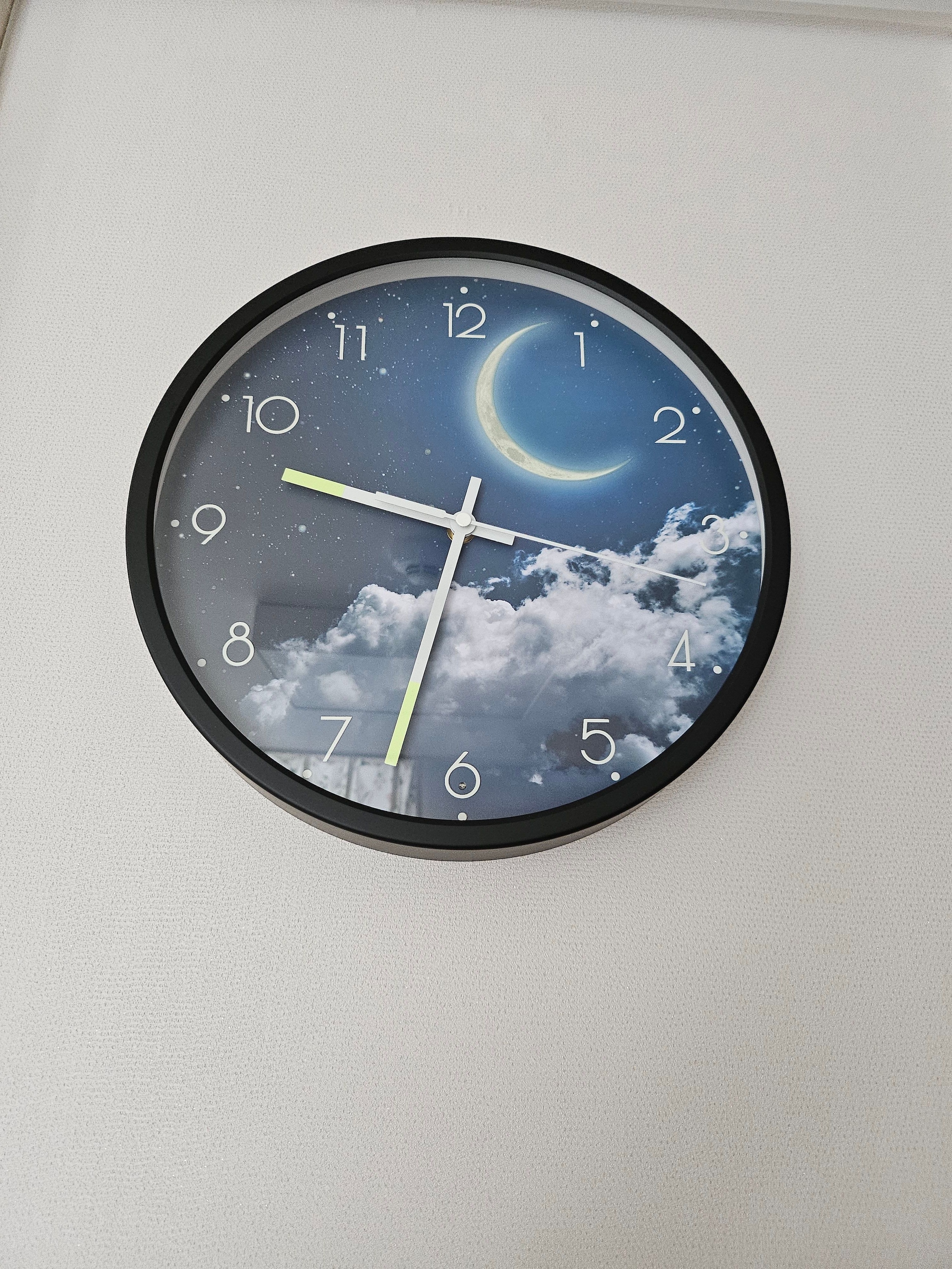 Glow-in-the-Dark Sound-Activated Wall Clock user photo
