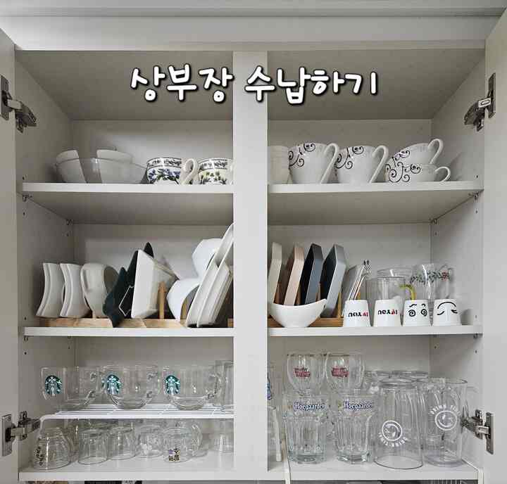 #サリムの評価
#上部長整理 #tip👇💕
✔️上部長はボウルに入れるので、上部スペースが残るので
    皿棚、器棚などを利用して空間活用
✔️浄水器やコーヒーマシンの上部上場に直接使うカップやシリアルボール
    よく使う皿を並べて取り出しやすく使う
✔️ソースボールや小さな紙も一緒に集める 
✔️スープボウルボウルは倒れないようにボブボウルリサイクル 
     前皿も国器用によく聞こえる 
✔️たまに使うボウルは上に保管します。
✔️ソースボールも小さいので棚を使用して残る上部スペースも活用
✔️食べるときに銅線を考慮して上場に収納する 

本人の銅線を考慮して取り出しやすく収納するのが 
一番楽に生かすためのヒントだと思います〜👍😍

＃棚＃収納＃整理＃サリム＃サリムノウハウ＃上部長＃上部長収納 
#炊飯器収納 
＃ボウル整理＃自宅で最も忙しい＃清掃＃スペース活用
