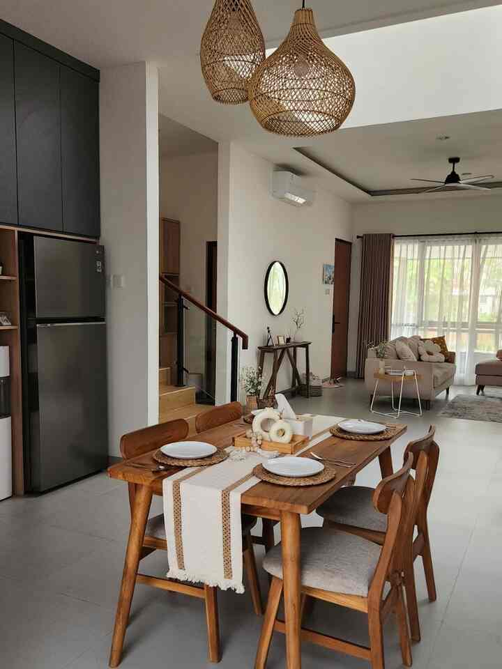 Meet our Dining Room ✨️🍽 . Perpaduan kayu dan rotan selaras dengan tema scandinavian. Meja & kursi makan kami menggunakan furniture kayu jati dari Jepara.
Furniture ini termasuk ramah anak karena material kayu disertai sudut2 tumpul dan juga berat sehingga tidak mudah bergeser. Untuk dekorasi meja makan kami tambahkan table runner dan vase. Selain itu, kami memilih peralatan makan warna netral, dengan material yang kokoh dan berkualitas sehingga aman untuk digunakan sehari-hari.
Aksen dekorasi lampu gantung rotan juga mempercantik ruangan. Dining room ini didesain dekat dengan taman, sehingga kami dapat makan/bersantai disana sambil menikmati pemandangan taman 🌿. Bagi kami ruang makan  cantik dan nyaman menjadikan setiap momen makan bersama semakin spesial 💕

#InspirasiRuangMakan #DiningRoomStyling
#SkandinavianDesign #FurnitureKayu #DekorasiRumah #InteriorAman