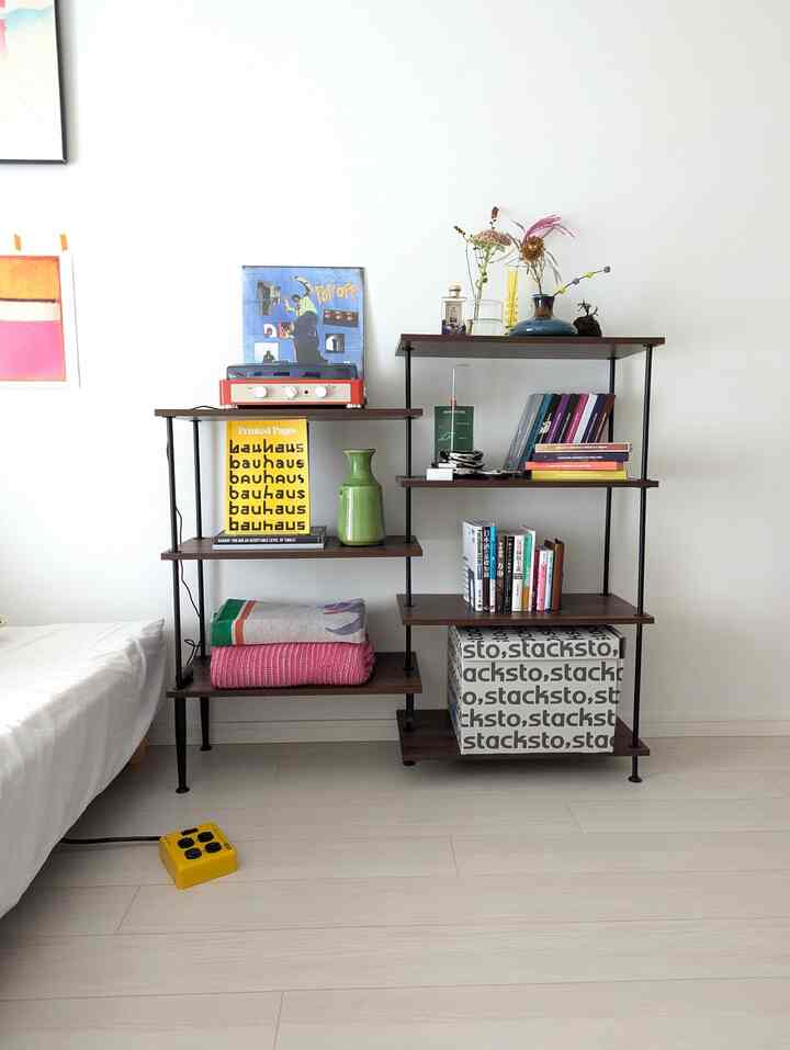 インテリアの幅が広がる万能アイテム！
この回転式ラックは角度が変えられるから
1枚目画像のように普通に置いても良いし、
2枚目画像のように回転させてコーナーにも置ける❤️‍🔥
.
だから #インテリアコーデ も、
いろんなパターンが出来て楽しい🦭
.
人気商品だからすぐ売り切れちゃいます、、
狙っている方は再入荷したらぜひ！
( 回し者じゃありません😂 )
.
難点と言えば、
少し木が剥げやすい？かなと思います。
丁寧に扱うといいかなと！
#ラック #おすすめのインテリア #おすすめ #収納 #収納棚 #収納整理 #収納インテリア #インテリアおすすめ 