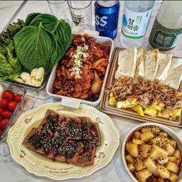 막걸리를 안마실수가 읍씁니다!
비가 이르케 오는디 한잔해야죠😋
도토리묵 썰어서 양념장 얹어주고요~
감자도 조려주고,두부꿉고 계란말이 휘릭!
김치제육만들어서 술상 봐왔어욘ㅋㅋㅋ
모도돌 막걸리로 짠짠좀 해볼까용??
.
.
.
#소미네저녁메뉴
#주안상 #술상
#불금메뉴 #비오는날
#막걸리 #김치제육볶음 
#두부김치 #계란말이 #도토리묵