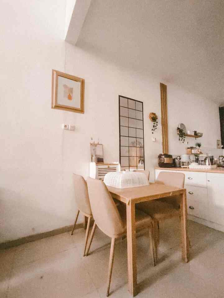 Untuk menata ruang makan, saya mengikuti tone warna rumah sehingga saat membeli perabot di ruang makan memilih warna yang senada. karena tema rumah kami Japandi, jadi untuk elemen2 kayu kami hadirkan baik pada kursi makan, meja makan hingga kotak penyimpanan diatas meja makan. Agar nyaman untuk makan, kursi yang dipilih juga bahan fabric tebal yang empuk sehingga nyaman diduduki dengan senderan pundak. 

Pemilihan perabotan juga dipilih sesuai fungsi masing-masing, meski kami memilih produk yang estetik tapi juga harus mengutamakan fungsinya. sehingga memilih yang cantik dan fungsional. 

selain itu saya menghindari penggunakan perabotan berbahan plastik, karena tinggal di daerah tropis, plastik lebih mudah meleleh. dan jika terpegang tangan, bisa berbahaya. untuk material yang aman, perlu dilihat sesuai tempat tinggal. namun lebih baik memilih perabot yang memiliki material aman utk anak, sehingga akan lebih safe apalagi daerah tempat untuk makan. 

yuk ikuti terus grava house di Ohouse. Banyak info lainnya seputar rumah lho.. .
. 
. 
#InspirasiRuangMakan
#DiningRoomStyling
#TembokRuangMakan
#MejaMakan
#KursiMakan
#BoxStorage
#TudungSaji
#InteriorVasMejaMakan
#WalldecorRuangMakan
#RuangMakanMinimalis
#RuangMakanJapandi