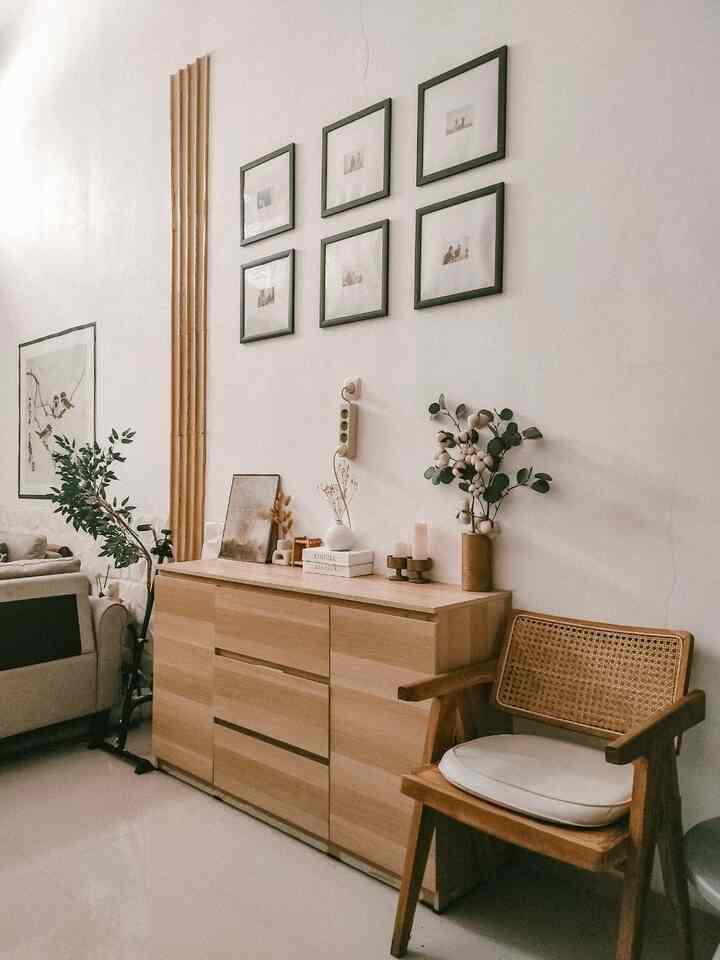 Ruang Tengah Keluarga

untuk color pallet dirumah kami sebenarnya mirip semua. Yaitu nuansa Japandi white, wood, beige/cream itu yang mendominasi dirumah kami. 
Alasan memilih warna tersebut sebenarnya karena memang saya dan suami suka nuansa japan2 dan karena rumah kami kecil, jadi warna tersebut masih masuk ke trma rumah agar memberi kesan lebih lega. 
Cara memadukan warna sebenarnya simple, pertama list semua perabotan yang dibutuhkan sesuai fungsi lalu membeli nya dengan memilih sesuai warna yang diinginkan agar lebih harmoni
Jadi untuk pemilihan color pallete bisa disesuaikan selera masing-masing, namun tetap diutamakan fungsionalitas nya. 

#HomeColorPalette
#InspirasiWarnaRumah
#BuffetRuangTengah
#dindingruangtengah
#walldecor
#vasnordic
#kursijepara

