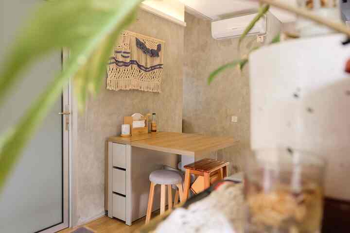 Meja pemersatu warga rumah: meja makan. Kalau ada makanan semua langsung merapat! hehe. Kehadiran meja makan transformer ini berarti banget buat ruang makan minim space kayak di rumah aku. Selain bisa dilipat, juga ada laci-laci penyimpanannya. Oh iya, untuk anak, aku pakai stool sebagai kursi makannya. Tangga nya yang bisa dibuka memudahkan anak ku untuk duduk dan tingginya juga pas dengan meja. Selain itu stoolnya juga jadi bisa digunakan buat banyak hal lain yang bikin anak aku bisa ngerjain macem2 kegiatan rumah. 
#MejaMakanTransformer #StoolLipatAnak #InspirasiRuangMakan #DiningRoomStyling