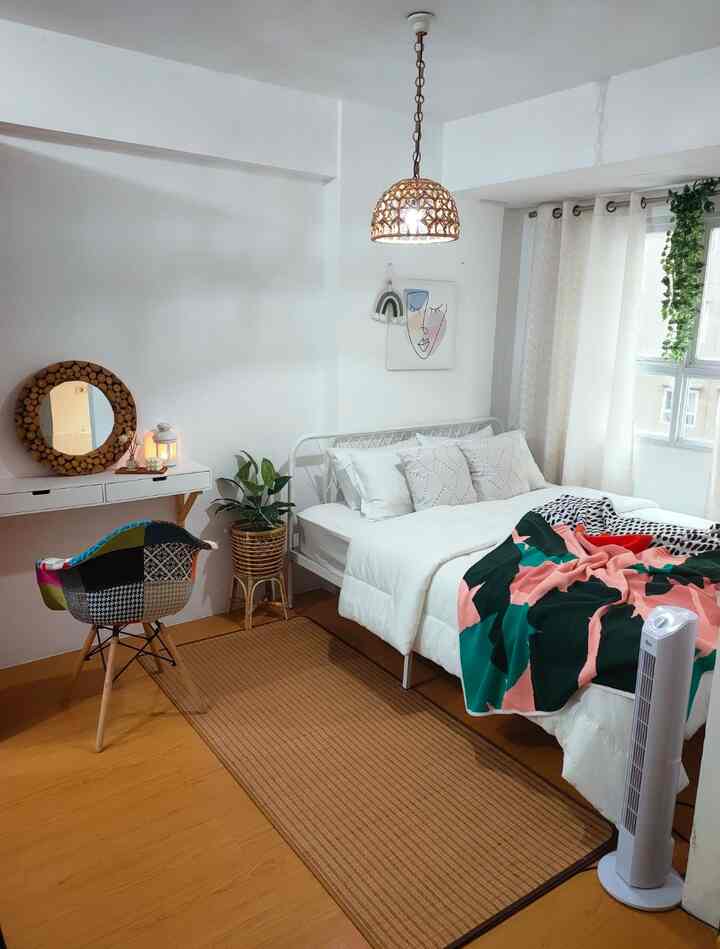 White and brown toned bedroom featuring natural material lighting and plants creating a cozy atmosphere