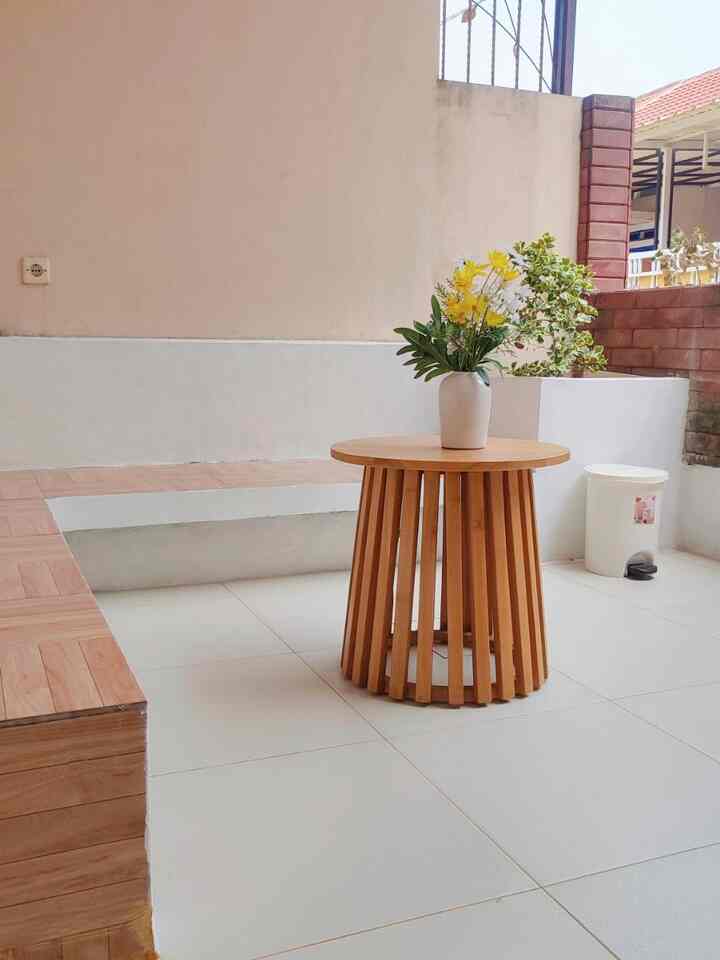 Halo tetangga online
Teras rumah yang kami fungsikan untuk menerima tamu yang kurang dekat. Jadi biasanya kalau saudara atau teman dekat langsung masuk ke living room.
Dudukan nya kami buat seperti di cafe agar tetap nyaman dan kami juga sering pakai untuk santai sore atau sekedar nemenin anak main diluar rumah.
Nah biasanya anak kami juga sering sarapan di teras ini sebelum berangkat sekolah sambil pakai sepatu. 
Semoga menginspirasi ya ✨

#TerasRumah #InspirasiTeras #Teras #MaterialTeras #TerasMinimalis #TerasMungil 
