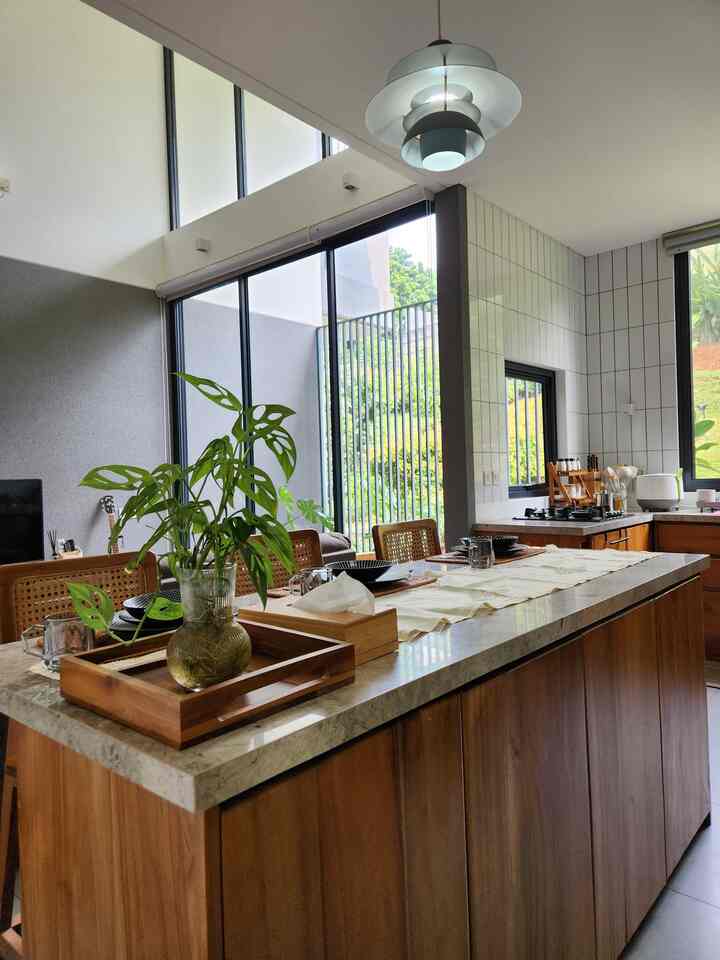 Ini dia, area dining di rumah kami!

Tempat makan ini menyatu dengan living room dan dapur, open space yang bikin suasana terasa lega. Kami memilih island table karena biasanya sarapan bareng di sini sebelum semua beraktivitas.

Island table-nya terbuat dari kayu jati dengan top table marmer granit, jadi nyambung deh sama kitchen kabinetnya.

Tapiii, area ini masih work in progress nih! Masih ada yang perlu dibenahi, terutama dinding kosong di dekat kulkas yang belum maksimal.

Ada ide buat mempercantik area ini? Yuk, share di kolom komentar!

#Diningroomstyling #MejaMakanMinimalis #MejamakanJati #Toptablemarmer #IslandtableJati #Inspirasiruangmakan #Kitchenset #Kitchensetminimalis #Wallpaperdinding #WarnaCatRumah 