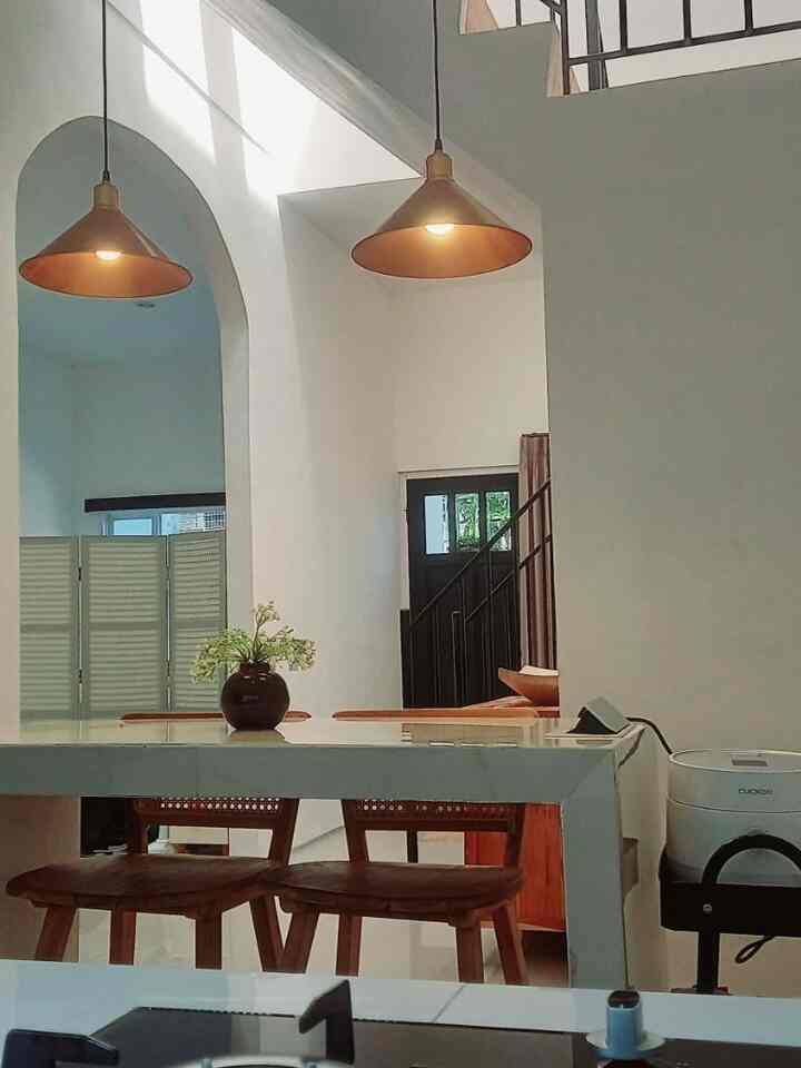 Meja Makan Sementara

Jadi diningroom kami memang masih dalam wishlist. Karena kami merasa belum menemukan meja dan kursi makan yang sesuai. Meja island ini akhirnya kami fungsikan untuk meja makan sementara, tambahan meja preparation untuk memasak dan meja untuk ngopi dan ngeteh cantik.

Ukurannya menyesuaikan ukuran granit 60×120 dan kami tanamkan colokan untuk dapat menyalakan barang-barang elektronik yang dibutuhkan. Meja ini cukup compact dan nyaman untuk kami. Semoga dalam waktu dekat diningroomnya bisa segera tayang ya.

#MejaMakanMinimalis #InspirasiRuangMakan #KitchenRoomStyling #DiningRoomStyling