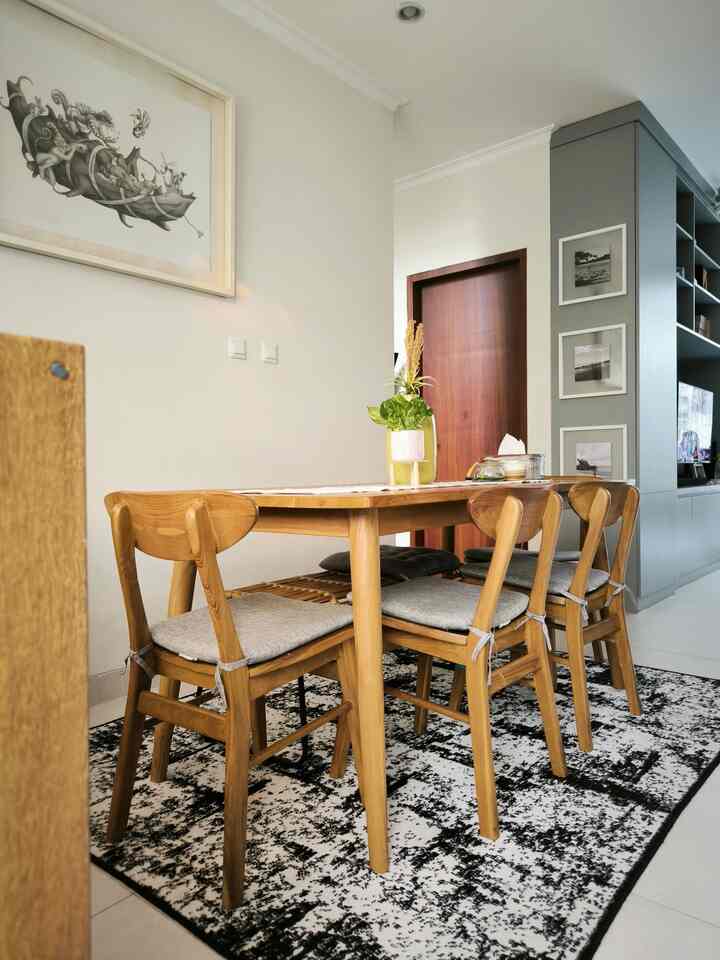 Buka pintu, langsung ketemu meja makan.
Well, inilah ruang makan kami. Letaknya mungkin tidak ideal, tapi bisa mengakomodir kebutuhan keluarga kecil. Agar aman untuk seluruh anggota keluarga, kami menggunakan dining set bahan jati yang durable dan mudah dirawat. Selain itu, bantalan kursi yang bisa dilepas pasang menjadi solusi tepat agar mudah dibersihkan. Kami juga menatanya dengan menggunakan table runner warna netral dan centerpiece sederhana yang mudah ditukar untuk mengubah suasana.
Meski terletak dekat pintu utama, karpet bulu pendek monokromatik membuat area meja makan terasa lebih hangat. Tidak ada lighting spesial di area ini, sebab cahaya natural yang melimpah sudah cukup membuat ruang makan kami menjadi lebih estetis.
#MejaMakanMinimalis #MejaMakanJati #BantalanKursi #CenterpieceSimpel #CatTembokNetral #NaturalLighting #KarpetRuangMakan #InspirasiRuangMakan #DiningRoomStyling