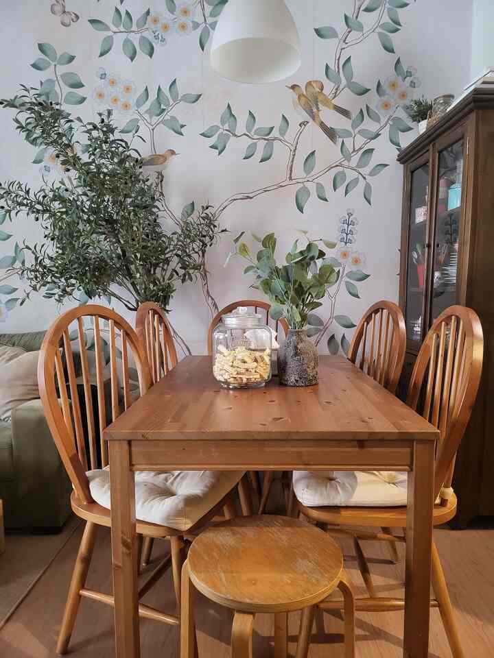 Ruangan dinning kami memang terbatas, but somehow it fits all five of us dan masih bisa "muat" kalau keluarga besar kami datang. We love hosting despite of our small space. 

Material yg kami gunakan masih dengan nuansa kayu, kursi2 kami pilih menggunakan jati dari jepara, begitupun lemari antik penyimpanan koleksi piring keramik. Untuk lantai menyatu dengan seluruh ruang karna memang ruang makan kami menyatu bersama ruang lain. Konsepnya open space supaya bisa menampung banyak orang, tanpa harus tersekat ruang. 

Pencahayaan di ruang ini kami buat tetap warm dengan lampu warmwhite dan lampu gantung. Berbalut wallpaper juga membawa aura hangat, membuat semua nyaman berada di sini. Materi wallpaper yg kami gunakan adalah PVC sehingga tak tembus jamur tembok dan aman untuk anak2. 

#wallpaperpvc #InspirasiRuangMakan #Dinningroomstyling #materialkayujepara #lantaivynl 