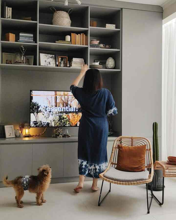 Neutral with a pop of color.
Perpaduan aksen kayu dan warna solid yang netral menjadi kanvas andalan di Titik Betah. Dengan demikian, kami bisa mengombinasikannya dengan pernak-pernik yang warna cerah lainnya seperti biru, merah gelap, terakota, hijau dari tanaman, dan bahkan kuning cerah.
#CatRumahMinimalis #FurniturKayu #HPLSolidColor #DekorasiWarnaWarni #InpirasiLivingRoom #InspirasiRuangKerja #DekorasiSunroom #PernakPernikKaca #HomeColorPalette #InsipirasiWarnaRumah