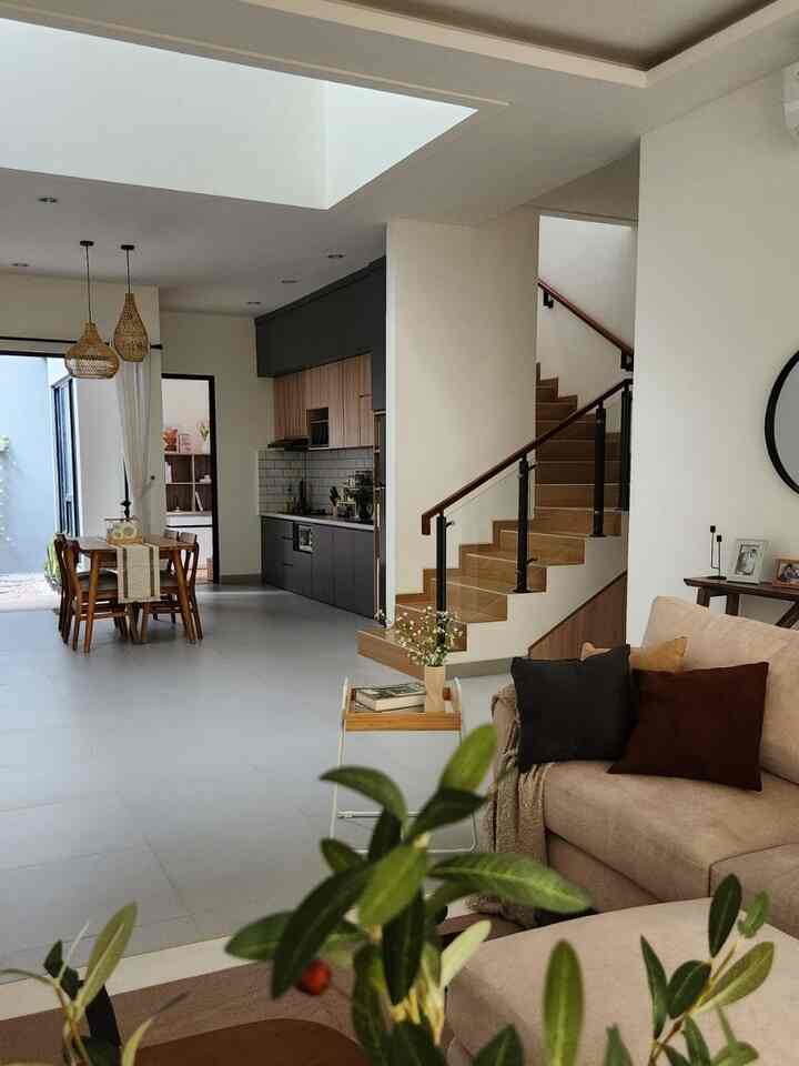 Palette color rumah kami warna netral dengan dinding putih, untuk interiornya bertemakan earth tone. Dulunya waktu sebelum bangun rumah kami sempat mencari inspirasi dengan visit rumah2 contoh. Dari situ terinspirasi untuk menggunakan warna2 earthtone seperti lantai abu dan lantai motif kayu. Disamping itu elemen2 interiornya juga kayu dan rotan. Tetapi kebanyakan rumah contoh menggunakan warna kayu dengan 1 tema warna misalkan kayu terang atau gelap. Di sini kami memilih untuk menggunakan kayu dengan tone berbeda2.

Untuk lantai 1 karena open space, pemilihan warna kayu berbeda untuk ruangan yang bersebelahan. Tipsnya adalah dengan mengkombinasikan tone yang kontras ; muda-tua lalu  menyelaraskan dengan tone beriringan agar tetap sambung menyambung. 
Contohnya : 
Living room ; kolaborasi kayu tua dan muda.
Kitchen ada hint abu selaras dengan lantai, tone warna kayu sedang.
Di sebelahnya ada Home Office pakai hint abu dengan warna kayu agak lebih tua. 
Untuk lantai 2 lebih aman karena terdapat sekat2 antar ruangan yaitu kamar.
Jadi tidak saling mempengaruhi satu sama lain untuk warna.
Semoga menginspirasi 🫶🏻
.
.
#HomeColorPalette
#InspirasiWarnaRumah
#ScandinavianHome
#JapandiScandinavian
#RumahOpenSpace
#EarthTone
#CatRumahMinimalis
#WarnaCatRumah
#WarnaInterior
#InspirasiWarnaHPL