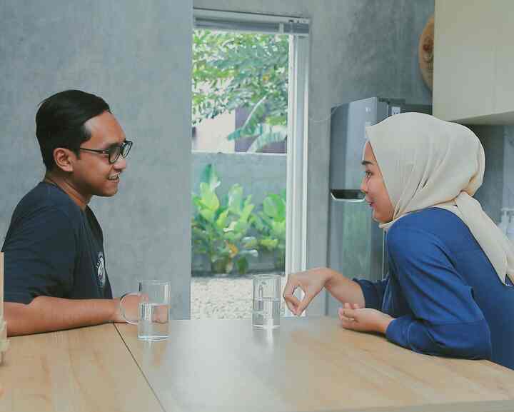 abu-abu dan wood adalah warna yang mendominasi di lantai 1 rumahku. Pemilihan warna tersebut awalnya karena ingin menghemat budget (haha!). Dinding acian tidak menggunakan cat. Kebetulan banget, lagi musim rumah industrial dengan konsep serupa. Beruntungnya lagi, kita punya pekerja yang super jago sehingga warna acian nya sesuai banget sama apa yang aku mau. Sedangkan sentuhan kayu membuat rumah terkesan lebih hangat. Bener ga sih? :p
#Semenekspose #GraniteWood #HomeColorPallete #InspirasiWarnaRumah