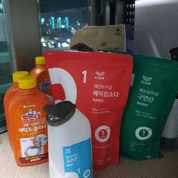 #살림수행평가 #과탄산소다 #과탄산소다사용법 #구연산 #베이킹소다 #맞팔 #세탁조클리너 #세탁꿀팁저장소 
✅ 살림정착템
필수 살림템을 소개합니다🤗
저는 레인보우샵 삼세트를 쓰는데요
톡톡이 세트도 같이 쓰시면 편해요
소금 칠때처럼 쓰면 되거든요😇
1. 과탄산소다
저는 주로 세탁시에 사용해요.
- 흰색 옷, 셔츠, 땀에 쩔은 옷(특히 여름),기타 얼룩  미온수에 담궜다가 빨래비누로 빨면 웬만한건 다 지워집니다
 * 간혹 색깔있는 옷들은 염색 빠지니 찬물로 하거나 가급적이면 흰색옷만 사용하세요💓
-사진에 있는 네모진 보냉백과 기저귀가방이 너무 더러워져서 버릴까했는데 세탁해보았는데 까알끔 해졌어요🤗(캔버스 재질)
더 써야겠네요....😅
2. 베이킹소다 
주방에서 쓴다고 생각하면 쉬워요😇
-과일세척
-스웨이드, 천재질 소파나 의자에 주방세제와 함께 사용하면 얼룩이나 찌든때를 제거할 수 있어요
-텀블러세척
3. 구연산
- 물때제거 : 욕실, 전기포트, 분유포트 등
- 빨래 쿰쿰하고 쉰냄새 날때 : 세탁기 통돌이에 직접 소량 넣어 세탁해주면 냄새가 사라져요💓
