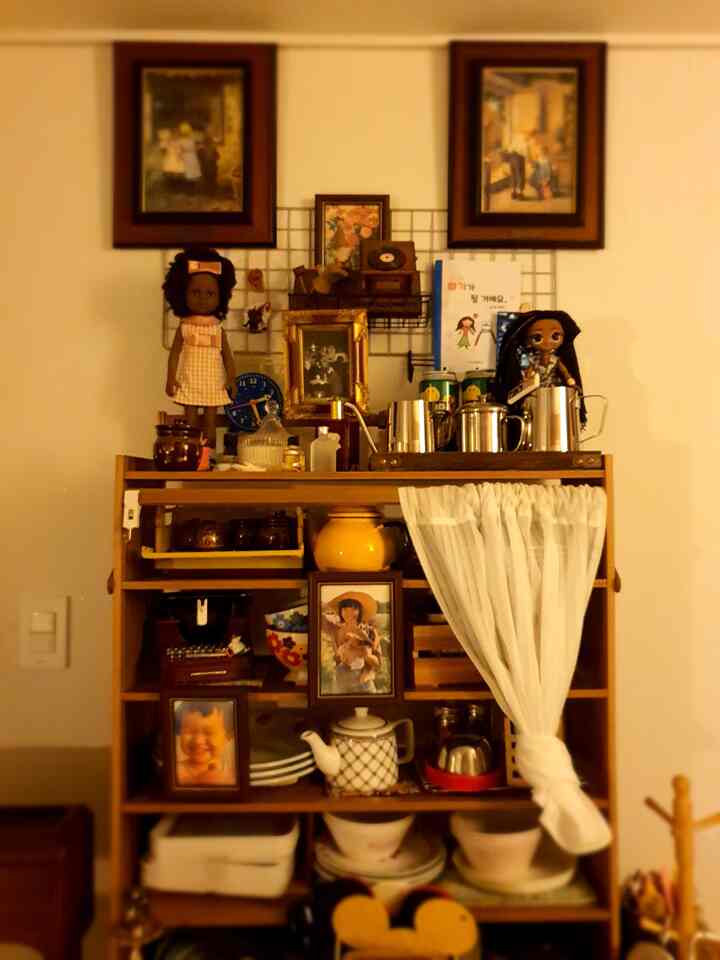 🏡今日の家：）♥︎すべてのビンテージ♥︎
                           ▪︎On.God.Vin.T.G▪︎

＃今日の10秒＃私たちの家フォトゾーン＃リビングルームのインテリア 
＃フレームインテリア＃ビンテージ写真＃ビンテージ＃アンティーク
#額縁 #絵 #絵画インテリア #ホームカフェ #アンティーク家具 
#ビンテージ照明 #IKEA #interior 


今日の10秒の映像を作ってみました〜
おそらくあらゆる種類のビンテージホームリビングルームとキッチンスペース 
みんな見える短い映像でしょう。 
いつも写真だけでフィードして映像でフィードするので、
新しくて面白いですね。 :)♥︎

やりたい話も多く、
見せたいものが多いです。
今後しばしば映像にフィードします。
:)♥︎
__________________________________________________

娘セットマム/楽天主義/ヴィンテージラバーイン 
私は(♥︎いろいろなビンテージ♥︎)
額縁の中の絵の変更が趣味です。

私は額縁のインテリアをするとき 
毎回絵を買わずに、 
好きな画像を見つけたら👀
🖨印刷機で画像を印刷する
額縁のインテリアを楽しんでいます〜♥︎

このように「簡単なビンテージ」インテリア 
すべてのtgさんと共有すること
私の喜びであり、ささいな幸せです。 
:)


pinterestで見つけた 
「ピカソ」の妹「ローラ」の絵が好き
額縁の中の画像交換しました〜🖼

これまでに入れた絵の中で一番好きです！

ゴールドフレームの額縁と画像がとても似合っている
気分がいいです。 ♥︎

私がいつも通り、家にいる印刷機で
A4用紙最高画質で出力して入れました。

いろいろなtgさんもいろいろな種類のイメージを活用してみてください〜 
:)♥︎



💚この世界はビンテージビンテージです🧡

あなたはビンテージラバーですか？
ビンテージボウルコレクターですか？
家を飾るのが好きですか？
♥︎いろいろなヴィンテージ♥︎ホームカフェで遊びに来てください！  :)

🏡今日の家：）♥︎すべてのビンテージ♥︎
                           ▪︎On.God.Vin.T.G▪︎


             「娘セットマム楽天主義ヴィンテージラバー」 
                  あらゆる種類のヴィンテージが飛び交う
             いろいろな種類のビンテージホームの眺めは楽しいですか？ 
                 私のプロフィールリンクに入ってください 
     《いろいろな種類のビンテージ》リトリーに購読してくれます♡


#paris #cafe #HOMECAFE 
＃ビンテージコレクション＃ビンテージラバー＃ビンテージ愛 
#ピンターレスト #ピンターレスト画像 
＃フランスパリ＃パリ＃フランスヴィンテージ＃パリ感性
＃すべてのビンテージ♥︎
#ヴィンテージホーム♥︎


いろいろな種類のヴィンテージが飛び交う…♥︎
ヴィンテージムードが興奮した…♥︎

▪︎▪︎▪︎♥︎ON.GOD♥︎あらゆる種類のヴィンテージ▪︎▪︎▪︎
■▪︎ On.God ♥︎ いろいろな種類のヴィンテージ▪︎■