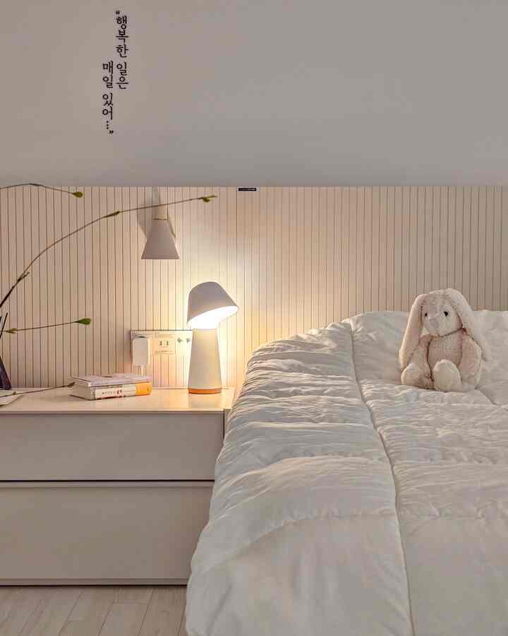 ＃製品提供
健康的な睡眠は生活の質とも関連が多いほど重要です。
連休期間中、日常のパターンが少し歪んでおり、最近の定期的な睡眠を守るのはとても難しいです。
睡眠の質に悩んでいた刹那に感謝してもフィリップス・ヒューから健康な睡眠を助ける新製品「ヒュー・トワイライト」製品を送ってくださって使ってみました☺️

ホワイトのすっきりとしたボディカラーと程よくコンパクトなサイズと下部のクロックモールディングまできれいなデザインを備えています。
寝室と子供部屋、そして寝室書斎デスクどこでも置いてもよく似合うデザインでした✨️

フィリップス・ヒュート・ワイライトは、アプリを通じてグラデーションの夕日と日の出シミュレーションのルーチン機能を使用しているので、安らぎのために快適な照明管理が可能です🌅🌛
寝る前には設定した就寝時間に合わせて照明が快適な赤い光で少しずつ暗くなり、設定した気象時間に合わせて穏やかに明るくなるルーチン設定が可能です。

暗幕カーテンを使った私たちの寝室は、何か探したり気象するためには、携帯電話の光や照明を別々にオンにしなければならなかったが、フィリップス・ヒュート・ワイライトに会ってからはすぐそばでボタン操作はもちろん、Googleアシスタントを通じて音声で簡単にオン・オフできるので便利でした。
もちろんBluetoothだけでも接続、操作が可能なので初めてスマート電球に触れる方も簡単に操作が可能です💡

フィリップス・ヒュート・ワイライトには、個別に制御可能な2つの光源があります。
前面と背面を異なる色に設定可能で、眩しいことなくムードなどや読書などとしても活用が可能です。
適切な睡眠ルーチンを使用することで、快適なトンボはもちろん、複数のスペースでよく合う照明なので、とても満足のいく製品でした。

感覚的なデザインと一緒に寝室と家の中を見事に明らかにするフィリップスヒュートワイライトはとても満足していて積極的にお勧めする照明です👍🏻

Instagram：@philipshue_kr_official
#フィリップス休憩#Philipshue #スマート照明 #寝室照明 #寝室協託照明 #寝室インテリア #インテリア照明 #照明インテリア#ウェルネス照明 #睡眠灯 語興魚興野 
