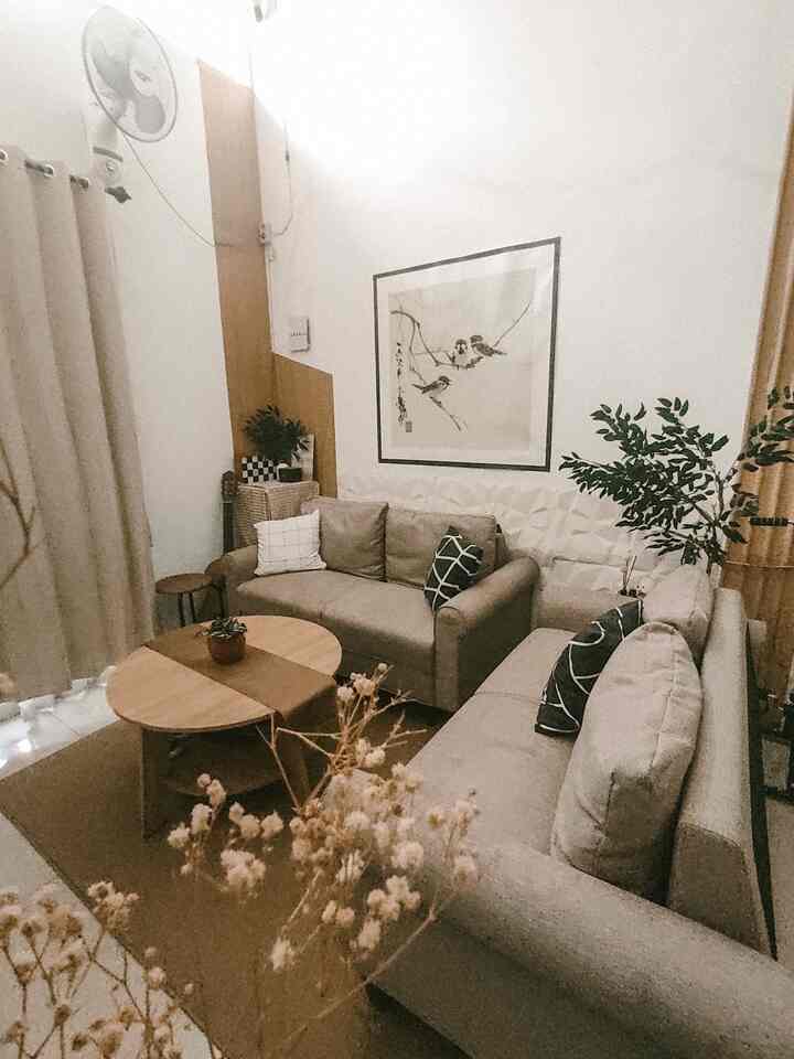 untuk menikmati masa masa dirumah, aku suka menghabiskan waktu  diruang tamu, kadang duduk disofa, kadang juga berdiri aja dekat bufet liatin pohon didepan rumah ketiup angin sambil nungguin bapao lewat saat sore hari.

kadang momentum ini juga terasa lebih spesial klau ajak anak duduk disofa sambil bacain buku. Maka dari itu, berusaha gimana agar tempat nongkrong ini bisa nyaman karena ya hampir tiap hari dihabiskan disini. oya dan aku kasih kipas angin juga, biar tetap ada semilir angin karena memang diruang tamu tidak pasang AC.

tips buat kalian pecinta homedecor, buat tempat kalian dimana kalian suka habiskan waktu itu senyaman mungkin. Karena kadang dari situ muncul inspirasi2 baru yang bisa buat mood jadi lebih baik .

happy Thursday everyone.

#santaiDiRumah
#RuanganFavorit
#sofaduduknyaman
#gordenminimalis
#kipasangindinding
#bantalsofa
#daunartifisial
#wallpanellestetikjapandi
#mejabulatjapandi
#jamdindingraksasa
#catrumahminimalis
#warnaCatRumah
#sofafabric
#materialSofaFabric
#CatTembokMisticWhite