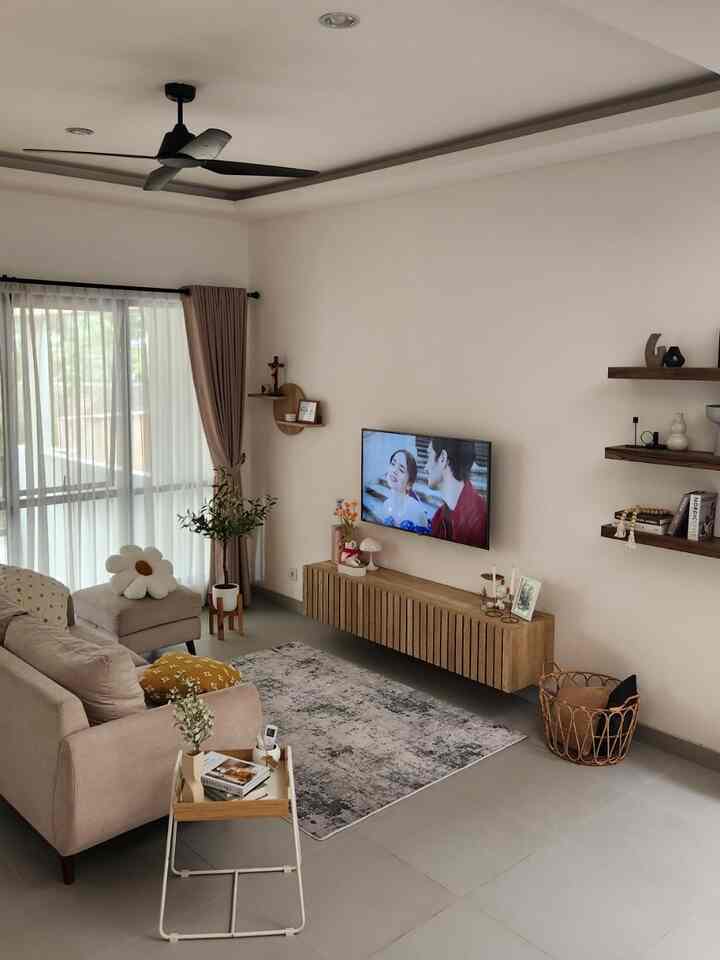 Momen favorit kami di rumah adalah "movie time"🍿. Kami bersantai menonton tv di living room saat weekend atau saat senggang di malam hari. Kegiatan menonton ini salah satu bentuk quality time kami. Tidak lupa kami siapkan kopi/ teh dan snack agar "movie time" kami semakin seru ✨️💖.
#ScandinavianHome
#SantaidiRumah
#RuanganFavorit
#LivingRoom
#DekorasiRuangTamu
#RuangTamuEstetik