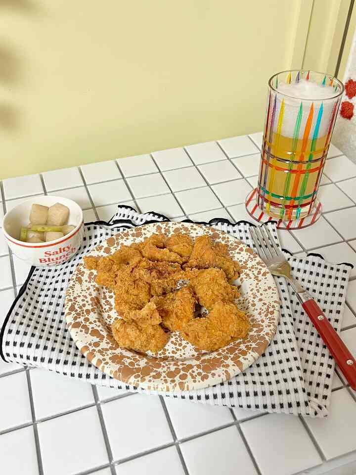 Friday night, of course, chicken and beer🍗🍺

#Today's scene #치맥 #불금 #집에서제일바빠 #주말에제일바빠 #저녁메뉴 #혼자서도잘먹어요 #맞팔해요 #맞팔환영