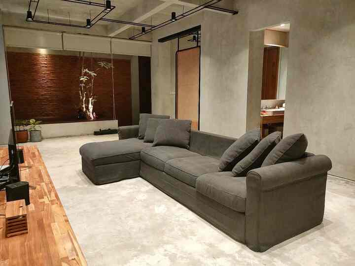 Ruang keluarga yang sengaja didesain menyatu dengan taman tengah dan ruang makan,dipisahkan oleh pintu kaca lipat besar bertujuan untuk memberikan kesan ruang yang luas.
Banyaknya bukaan membuat rumah ini menjadi tempat yang nyaman untuk berkumpul dengan keluarga baik keluarga inti ataupun ketika pertemuan keluarga besar.
Furniture custom yang minimalis tetap kami pertahankan untuk menjaga konsistensi tema "Industrial Rustic"
Menonton TV,melakukan permainan yang melibatkan aktivitas fisik (misal belajar skateboard 😅) atau sekedar duduk ngobrol menikmati hembusan angin yang datang dari beberapa bukaan.
Terkadang barbeque party di taman tengah tanpa khawatir asap terjebak didalam rumah.
Terasa "kosongan" ?! IYA!! kami sepakat untuk tidak banyak menambahkan printilan rumah tangga untuk tetap menonjolkan tema rumah.
SEMOGA MENJADI INSPIRASI ❤️

#SofaMinimalis #SofaIkea #WarnaCatRumah #RumahIndustrialis #RumahTerbuka #LantaiSemen #FurnitureKayu #FurnitureCustom 
#SantaiDiRumah #RuanganFavorit #RuangKeluarga