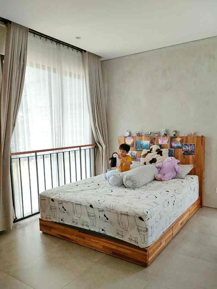 Kamar tidur untuk istirahat selain dibuat nyaman,harus dibuat sehat!
Memperhatikan arah matahari terbit,kami membuat kaca bukaan menghadap ke timur supaya kamar mendapatkan pencahayaan matahari pagi yang sehat.
Dipan custom  dengan storage dibawahnya dibuat dengan tujuan meminimalkan penggunaan furniture di ruangan supaya kamar terlihat tetap luas.
Headboard dengan lampu LED stripe yang difungsikan sebagai lampu tidur.
Namanya juga anak-anak..seminimalis interior rumah,tetap kami ijinkan untuk berekspresi menghias kamar mereka dengan action figure atau poster-poster.
#BedRoomStyling #MakeOverKamarTidur #KasurSpringBed #Dipan #DipanKayu #DipanCustom
#InspirasiKamarTidur #kamartidur 