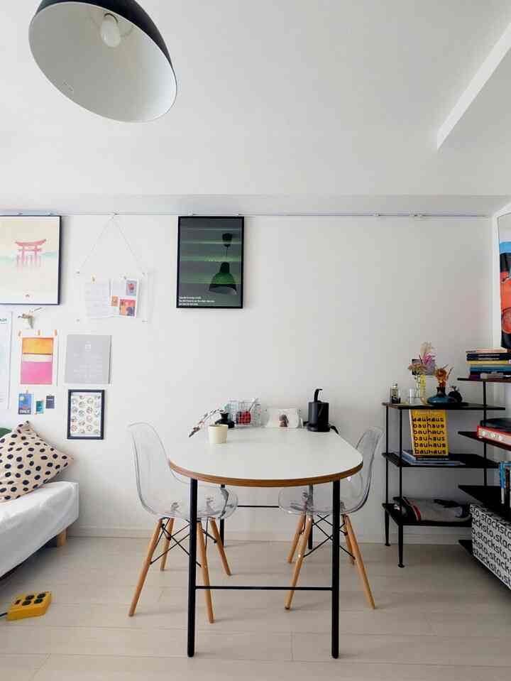 インテリアで心がけていること🌼
.
それは、絶妙な塩梅で白色系を入れるということ。
.
白は清潔感や爽やかさがあること、
部屋を広く見せる効果があること、
さまざまな家具や色との相性が良いなど、
利点がたくさんあるからです😌
.
そのため私は、テーブルやシーツ
テレビ、テレビ台、鏡の縁など、
占有面積が多いインテリアには白色系を取り入れて、
色物のインテリアとバランスをとっています！
#テーブル #テーブル周り #クリアチェア #アート #アートポスター #白物インテリア  #テレビ台 #全身鏡 #ミラー #全身ミラー #豆知識