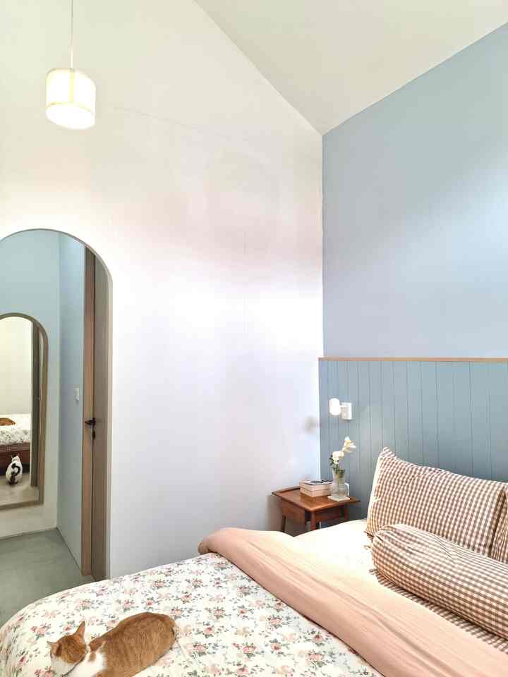 Seharusnya minimal 8 jam dari waktu kita di rumah dihabiskan di kamar tidur, karena katanya supaya sehat+maksimal ganteng dan cantiknya maka kita harus cukup tidur 🤭

Buat kami sendiri, kamar tidur ini adalah the real sanctuary walaupun ukurannya mungil. Dengan ukuran total di 3.5m x 3 m, kamar ini punya fasilitas yang lengkap versi penghuninya, yaitu sudah termasuk kamar mandi dan walking closet. Supaya tidak terasa sempit dan nyaman:
● Rapi itu harus..pikiran kusut seharian kalau masuk kamar tidur berantakan pasti jadi tambah kusut 🫠 
● Gunakan warna yang kalem untuk memberikan suasana yang tenang. Kami menggunakan cat biru keabuan yang efek nya menenangkan. 
● Furniture hanya untuk kebutuhan sehingga kami menerapkan styling scandinavian yaitu simple dan fungsional 😊

#BedroomStyling #MakeOverKamarTidur #CatDindingBiru #CatDindingPutih #CatDuco