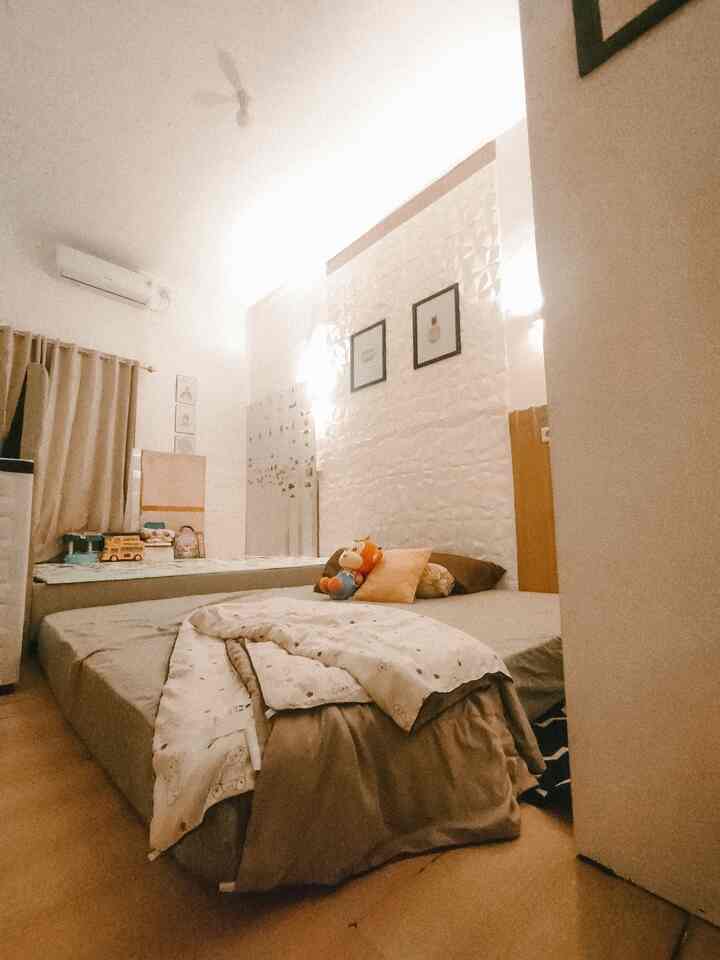 Saat memasuki kamar tidur anak, suasana hangat dan nyaman serta kids friendly yang diharapkan, sehingga memodifikasi agar bagaimana sebisa mngkn aman untuk anak yang msh toddler. Untuk itu dengan perpaduan warna wood dan putih, semua perabotan dan warna barang dikamar disesuaikan agar senada, namun tetap fungsional. 
Perabotan yang digunakan untuk menunjang warna senada adalah lemari putih, sprei sage green dan buffet warna putih kayu. Dan ditambah dengan lantai kayu agar terkesan lebih hangat.
semua perabotan dibeli dari e-commerce dan bisa dicek pada product tag ya.
.
#BedroomStyling
#MakeOverKamarTidur
#KasurBusa
#spreisage
#selimutsoybeankoreanbear
#wallfoamdinding
#wallpannel
#pigurahitam
#lemarikamartidur
#playmateanak
#lantaivynil
#bonekamonyetlucu
#warnacatrumah
#catrumahminimalis
#wallpaperdinding
#wallpaperdindingestetik
#wallpaperestetik
#dipan
#kamartiduranak