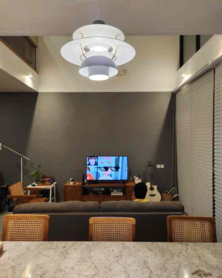 Siapa yang setuju kalau area Living - Dining dan Kitchen ini jadi spot favorit di rumah? 😍 

Dengan konsep open space, otomatis kami bisa kumpul seharian di sini. Mulai dari nonton TV, masak, sampai makan bareng, semuanya bisa dilakukan bersama.

Walaupun aktivitasnya beda-beda – ada yang nonton, ada yang baca buku, ada yang masak – karena ruangnya terbuka, rasa kebersamaannya tetap terasa. ❤️

Seru banget, kan? Gimana dengan kalian? Ada area favorit di rumah juga?

#santaidirumah #ruanganfavorit #sofaminimalis #kitchensetminimalis #catrumahminimalis #granitmonokrom #dindingabuabu #warnacatrumah #LivingRoomAbuAbu #Dindingkomprot