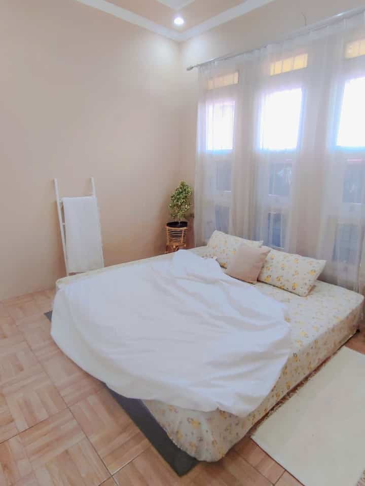 Halo tetangga Online,

Kali ini aku mau sharing salah satu kamar di rumah kami. 
tidak banyak perabot di kamar ini karena kamu ingin menciptakan kamar minimalis dan minim perabot.
Jadi kami hanya mengisi Kasur, Meja kecil dan leader hanger untuk pemanis. Nah supaya suasana kamar lebih hidup kami tambahkan tanaman hijau di pojok ruangan.
Untuk Furniture dan segala perabot di kamar ini kebanyakan kami beli Online ya.

Semoga menginspirasi 🤍 

#Kasur #KasurBusa #BedroomStyling #MakeOverKamarTidur #InspirasiKamarTidur #KamarTidurMinimalist

