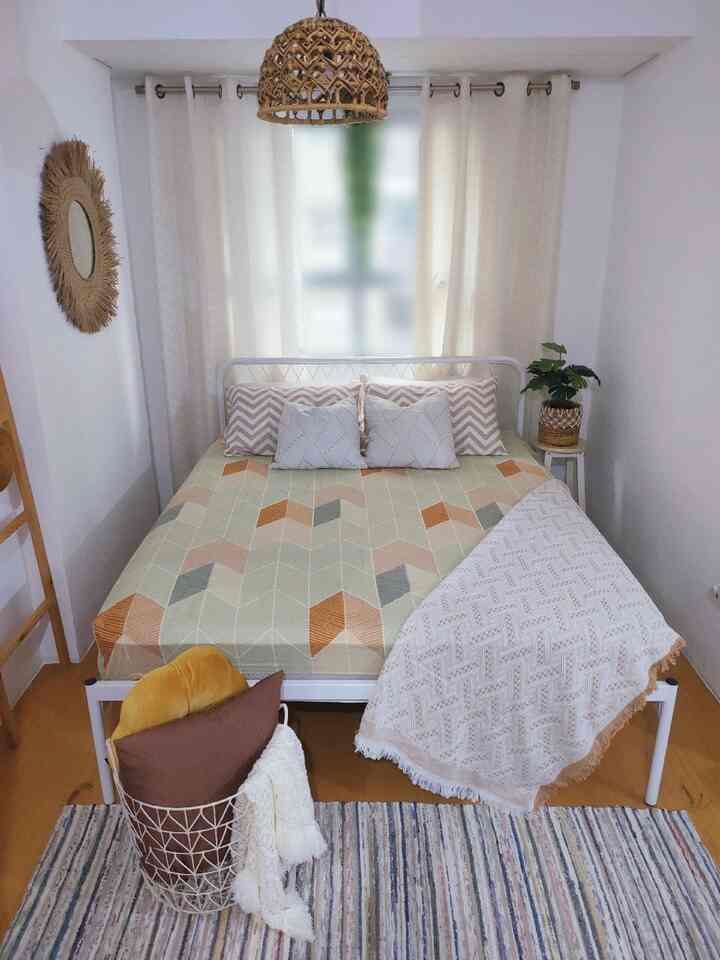 Bedroom Styling 
Kamar tidur harus nyaman. So harus ada 4 buah bantal. Aku bukan pengguna guling jadi hanya pakai bantal. Supaya tidur gak pusing pun, sprei, sarung bantal dan selimut harus senada di kamarku. Jangan lupa kasih sentuhan tanaman artificial supaya terlihat hidup.

#KasurBusa  #KasurLipat  #PlavonPVC #Dipan  #CatRumahMinimalis 
#WarnaCatRumah #WallpaperDinding  #WallpaperEstetik #Cat
#BedroomStyling
#MakeOverKamarTidur