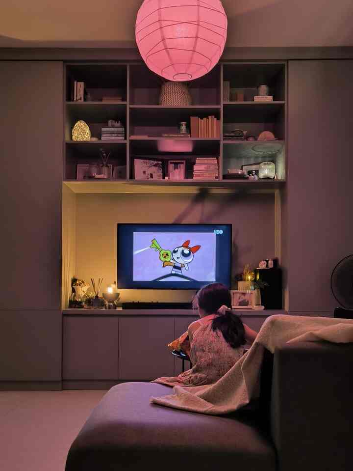 Dia lagi, dia lagi. Living room masih jadi ruang favorit di Titik Betah, terutama setelah matahari terbenam dan lampu-lampu hias menyala. It is a perfect spot for TV dinner or even just listening to some music, alone 
#KabinetTVMimalis #SofaMinimalis #KarpetMotif #SarungBantalEstetik #DekorasiRuangKeluarga #SantaiDiRumah #RuanganFavorit