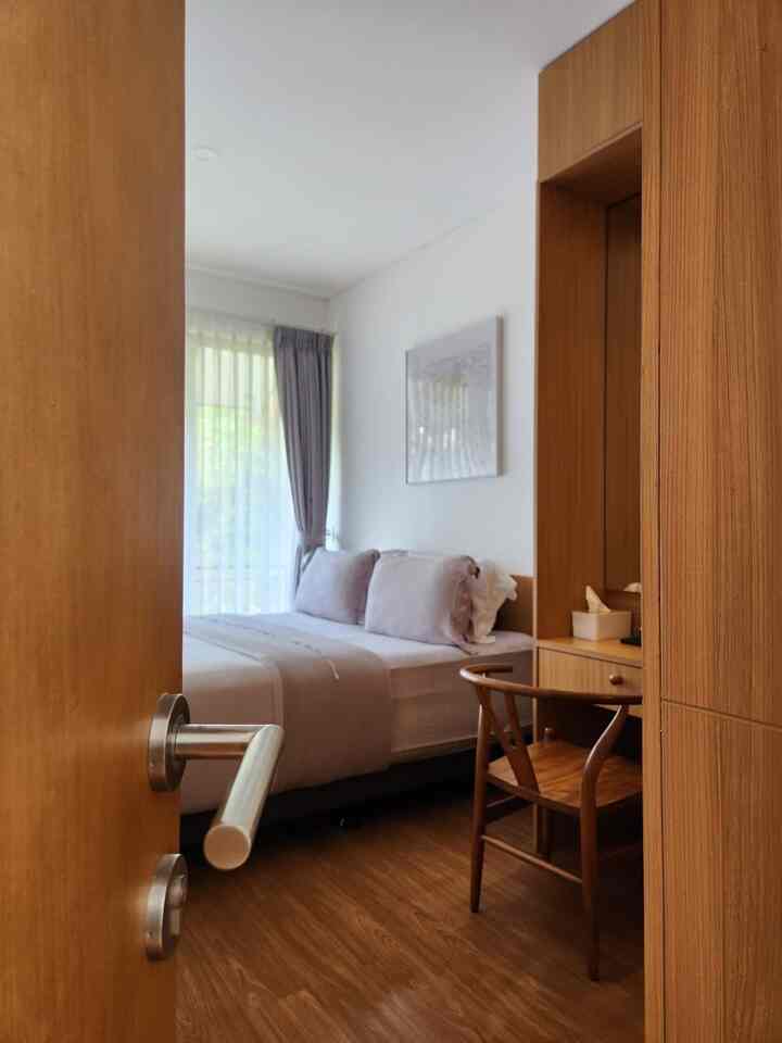 Kamar tidur sehat, simpel, rapi dan wangi! 

Kami suka banget dengan kamar yang simpel dan minim warna atau ornamen. Setelah seharian kerja, rasanya perlu banget punya ruang yang rapi, bersih, dan nggak ribet buat relaksasi.

Kami memang bukan tipe yang betah di kamar. Aktivitas lebih sering dilakukan di ruang lain, jadi kamar ini murni buat tidur aja. 😌

Kami pilih sprei polos seperti abu-abu atau putih, tapi biar tetap hangat, kami padukan dengan lantai vinyl motif kayu dan furniture custom yang bertekstur alami. 🌿

Cahaya dan udara juga penting banget! Makanya, kami pasang jendela yang menghadap taman biar kamar tetap segar dan sehat. Karena tidur yang berkualitas itu, wajib, kan? 😉

#BedroomStyling #MakeoverKamartidur #WallpaperEstetik #Wallpaperdinding #Cat #Catrumahminimalis #WarnaCatRumah #Kasurbusa #LlavonPVC #Dipan #Kasurlipat