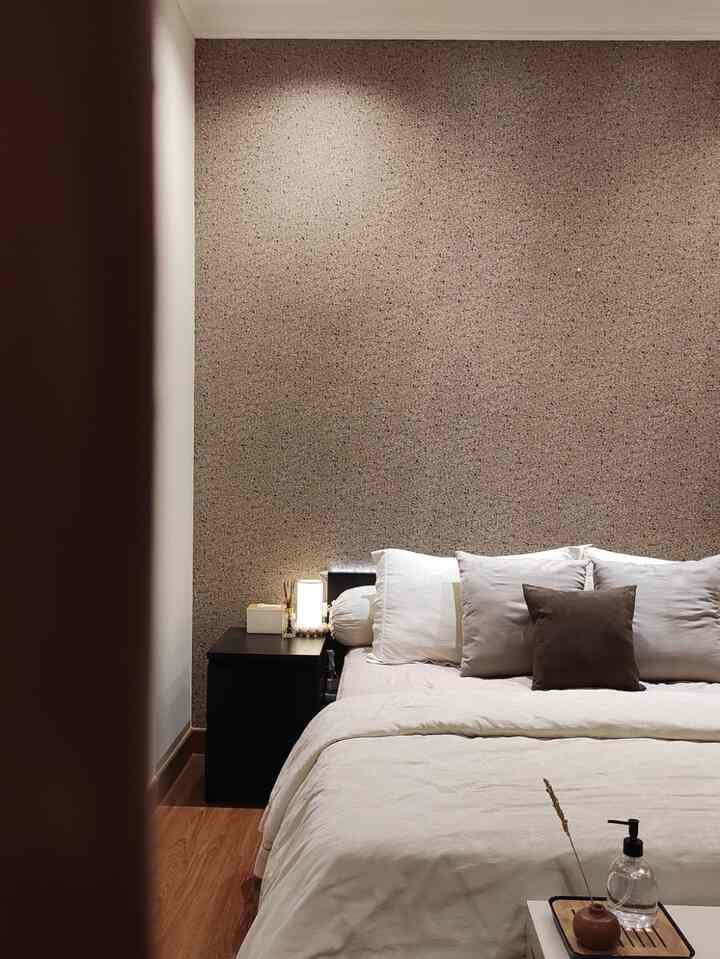 Minimalis, tak banyak distraksi.
Mendesain kamar tidur tanpa TV dan didominasi warna-warna monokromatik merupakan keputusan tepat. Furnitur yang kami pilih pun sangat fungsional dan tidak banyak dekorasi. Alhasil, beristirahat pun menjadi lebih maksimal.
#SepraiTencel #LantaiVinyl #DipanMinimalis #WallpaperEstetik #HPLKabinet #BedroomStyling #MakeOverKamarTidur