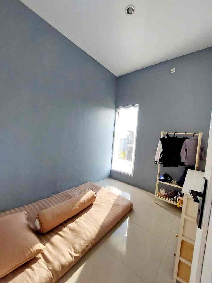 Kamar anak laki-laki yg penghuninya menginjak usia pre-teen ini saat renovasi sudah request untuk minta cat dinding berwarna abu-abu karena menurutnya terkesan maskulin. Abu-abu yang dipilih juga bukan abu-abu yang terlalu gelap agar kamar tetap nyaman dan tidak terlalu menyerap panas matahari.

Karena kamar anak ini tidak terlalu luas, maka pemilihan furniture kami pilihkan sesuai kebutuhan yaitu kasur, lemari dan gantungan baju saja. Sebenarnya masih ada beberapa wishlist yang belum terealisasi. Semoga bisa segera update setelah semua wishlist terpenuhi ya

#KasurLipat #KasurDacron #BedroomStyling #MakeOverKamarTidur #KamarAnakLakiLaki #CatAbuAbu
