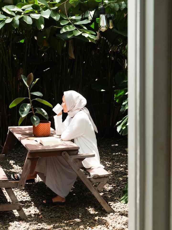 tempat paling pewe kalau ajak teman main ke rumah & paling damai untuk me-time. Di saat luang, aku suka banget menghabiskan waktu luang di taman belakang ini. Sambil nyeruput segelas-dua gelas air putih, dan buku di tangan, pagi ku komplit tanpa harus kemana-mana 😁
#TamanKering #HomeGarden #SantaidiRumah #RuanganFavorit