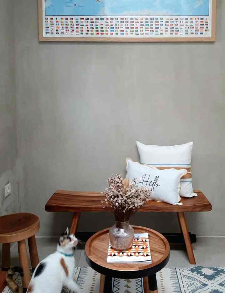 Slow Sunday di rumah, aktivitasnya main sama anak bulu kesayangan. Kalau sama ibuk, permainan favoritnya adalah main meowdel-meowdel-an di ruang tamu/ruang me time/ruang menyendiri menyepi 😸

Dengan tembok semen expose, ruang tamu ini asik buat foto-foto. Apalagi letaknya yang cukup terpisah dari pusat keramainan rumah, jadi bisa fokus...ya fokus main sama anak bulu 🤭

#SantaiDiRumah #RuanganFavorit #InspirasiRuangTamu #Kucing #KucingDiRumah #TembokSemen #InspirasiTembok #FurniturMidCentury