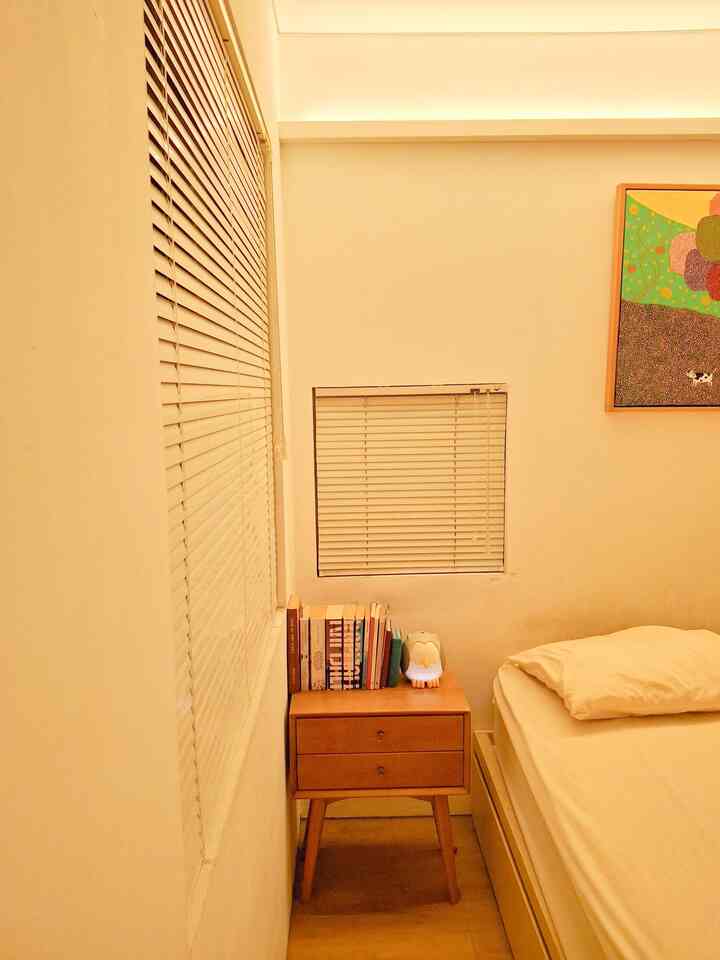 Kalau sebelumnya aku udah pernah share foto kamar dikala terang, kali ini giliran versi malam hari. Lampu yang dipakai bernuansa warm white. Jadi mohon maaf nih, kalau fotonya agak kekuningan. Karna beginilah keadaannya yang bisa ditangkap kamera ku 🤪 Oiya, kalau temen2 perhatikan, aku juga ga punya lampu yang dipasang di plafond. Udah ketemu beluum lampunya dimana? Nerbenerbener, lampu jenis tubelight yang dipasang di dinding itulah dia ☺️
#KasurBusa #DipanSerbaguna #LampuLED #BedroomStyling #MakeOverKamarTidur