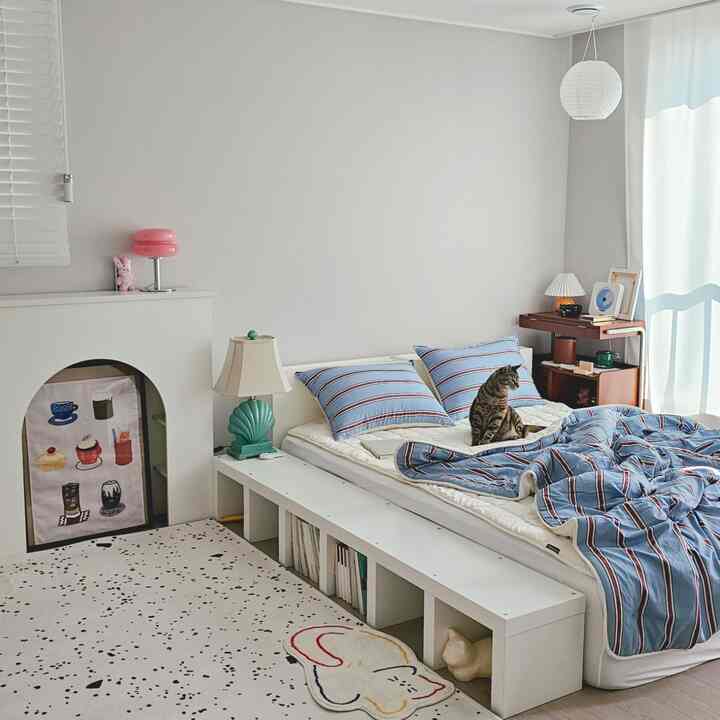 雲と同じくらいふわふわの布団で蜂蜜寝て起きました 🙋🏻‍♀️
写真を撮ろうとしたら、そっと上がる関町まで癒します🐈‍⬛🤍
寝室にもミッドセンチュリー秋の感じ

#寝具のインテリア#今日の私の家 